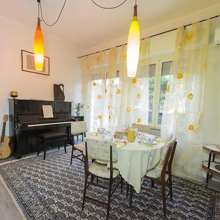 Fortyfourbandb Bed & Breakfast 3*
